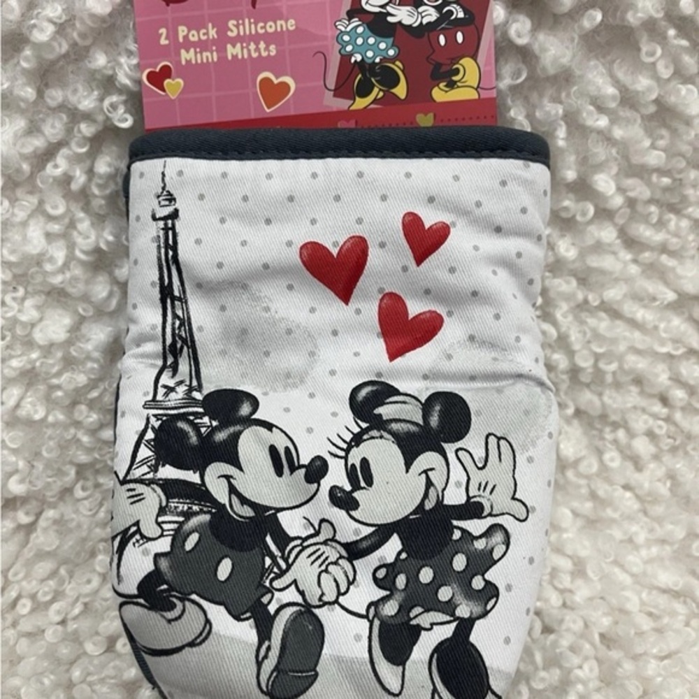 Disney’s Mickey And Minnie Mouse Paris French Oven Mitts Brand New